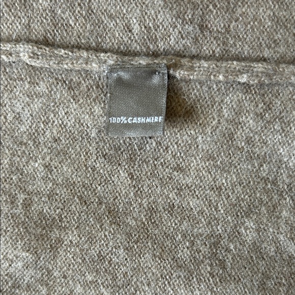 Neiman Marcus cashmere Tan Women's cashmere Sweater - Picture 3 of 3